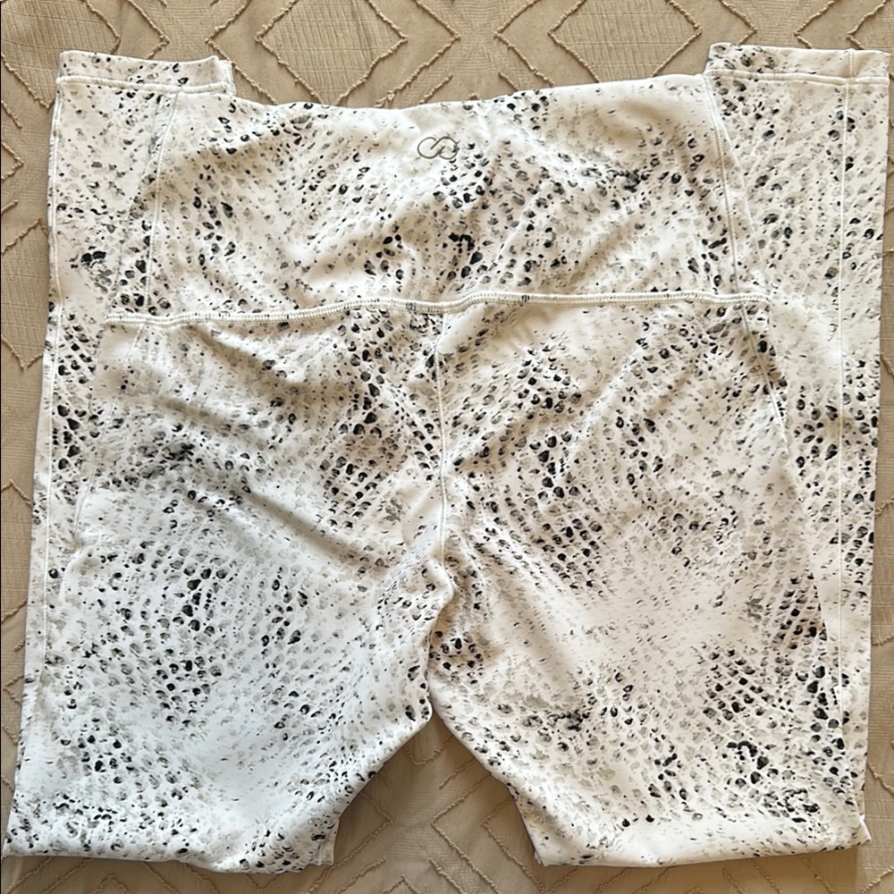 CALIA by Carrie Underwood Black and White Leggings for Versatile Style - Picture 3 of 4
